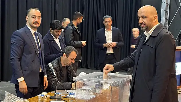 Siirt Eğitim-Bir-Sen'de Murat Şeker Bir Kez Daha Başkan Seçildi