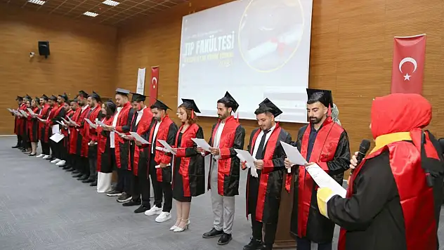 Siirt Eğitim ve Araştırma Hastanesi, 21 Yeni Hekim Kazandırdı