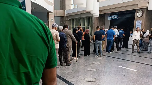 Siirt Eğitim ve Araştırma Hastanesi'nde Randevu Çilesi Bitmiyor: ''Yeni Köye Eski Adet'' Tepkisi