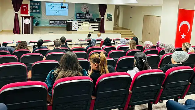 Siirt Eğitim ve Araştırma Hastanesi'nde Kan Yoluyla Bulaşan Hastalıklar Eğitimi Düzenlendi