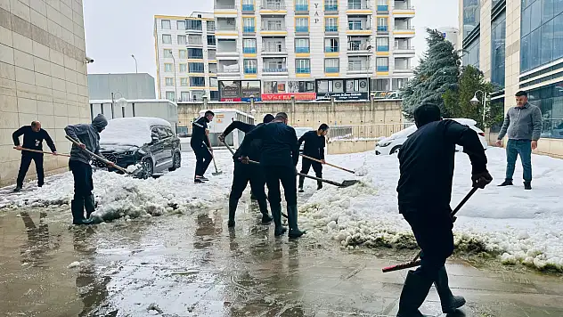 Siirt Eğitim ve Araştırma Hastanesi Çevresinde Buzlanmaya Karşı Önlem