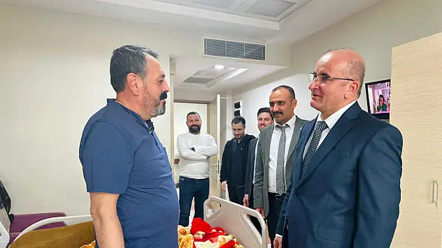 Siirt Eğitim ve Araştırma Hastanesi Başhekimi Prof. Dr. Servet Yolbaş'tan hasta ziyareti