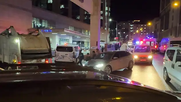 Siirt Eğitim ve Araştırma Hastanesi Önünde Sıcak Anlar! Elinde Silah Olan Şahıs Havaya Ateş Açtı