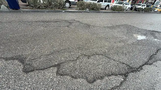 Siirt Eğitim ve Araştırma Hastanesi Önünde Yol Çökme Tehlikesi