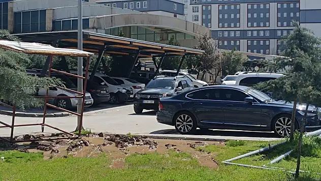 Siirt Eğitim ve Araştırma Hastanesi Otoparkı Pazar Günü de Dolu: Hastalar Park Yeri Bulamıyor