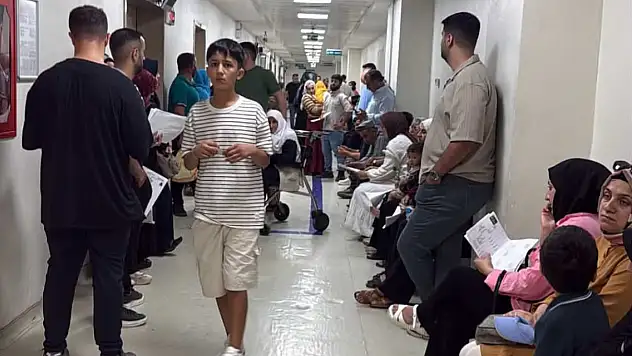 Siirt Eğitim Ve Araştırma Hastanesi'nde Röntgen Yoğunluğu: Vatandaşlar Ayakta Sıra Bekliyor