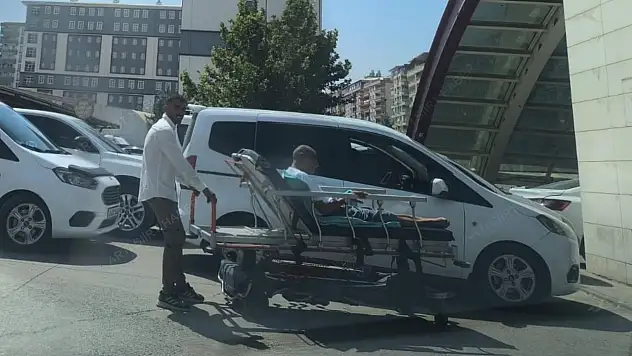 Siirt Eğitim ve Araştırma Hastanesi'nde Otopark Çilesi Büyüyor! Hasta Sedyeyle Yolun Ortasından Taşındı