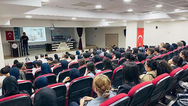 Siirt Eğitim ve Araştırma Hastanesi'nde stajyer öğrencilere İSG ve uyum eğitimi