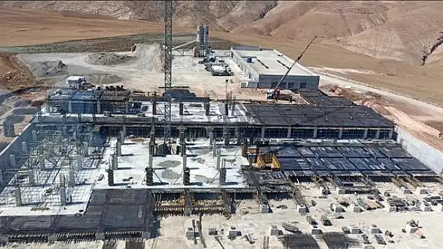 Siirt Eğitim ve Araştırma Hastanesi 400 Yataklı Ek Bina İnşaatında Deprem İzolatörlerinin %40'ı Tamamlandı