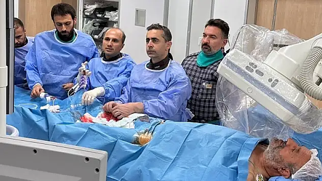 Siirt Eğitim ve Araştırma Hastanesinin Kardiyoloji Bölümü Doktorları Başarılı Ameliyatlara İmza Atmaya Devam Ediyor