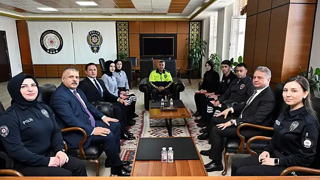 Siirt Emniyet Müdürü Öztürk'ten başarılı personele belge takdimi