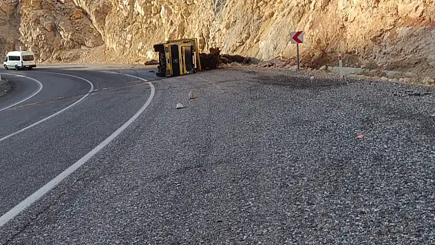 Siirt–Eruh kara yolunda odun yüklü kamyon devrildi: Sürücü yaralandı