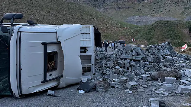 Siirt-Eruh Karayolunda Briket Yüklü Tır Devrildi: Sürücü Yaralandı