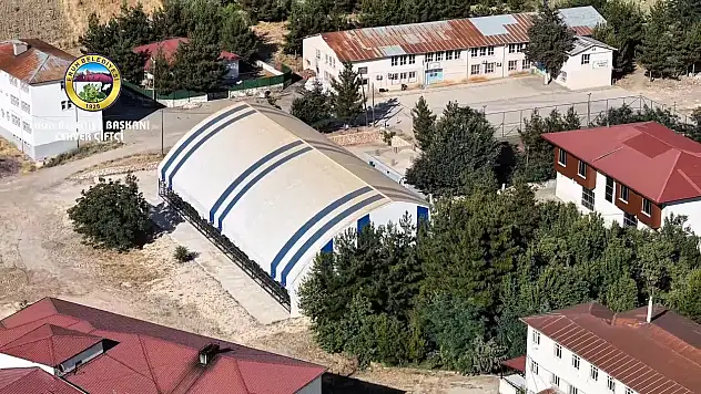 Siirt Eruh'ta Kapalı Halı Saha 6 Aydır Ücretsiz Hizmet Veriyor