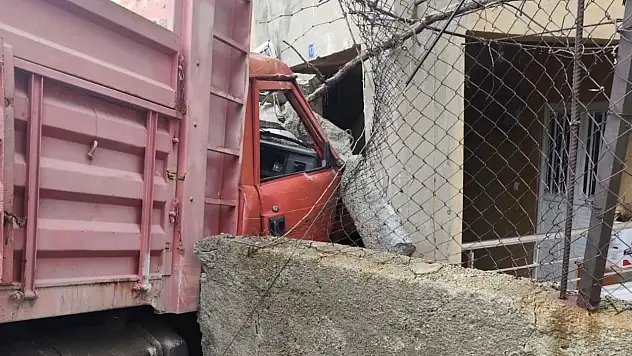 Siirt Eruh'ta korkutan kaza: Briket yüklü kamyon eve girdi