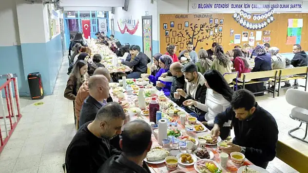 Siirt Eruh'ta öğrenciler ve öğretmenler iftar sofrasında buluştu