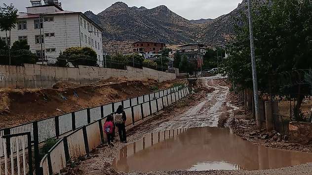 Siirt Eruh'ta Öğrencilerin Okul Yolunda Çamur Sorunu Yaşanıyor