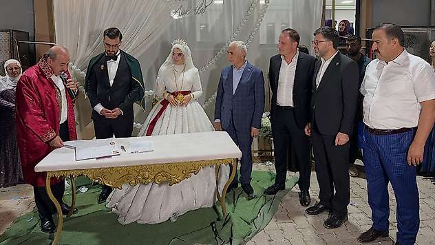 Siirt Eruh'ta Teğin Ailesinin Mutlu Günü: Genç Çiftin Nikâhına Protokol Şahitlik Etti