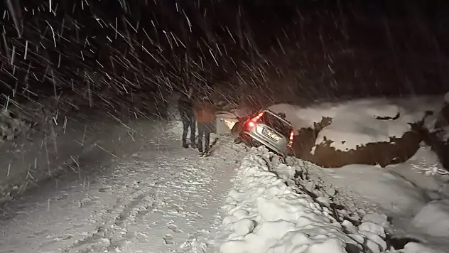 Siirt' Eruh'ta Yoğun Kar Yağışı Nedeniyle Yolda Mahsur Kalan 3 Kişi Kurtarıldı