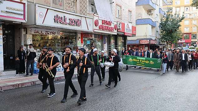 Siirt Fıstığı Festivali kortej yürüyüşüyle devam etti