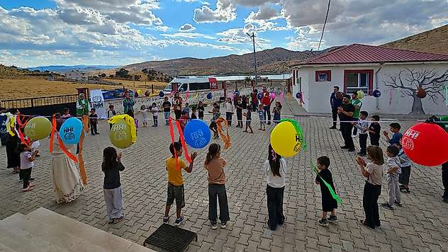 Siirt Genç İHH'dan Kışlacık köyünde minik öğrenciler için Bedi Besmele şenliği