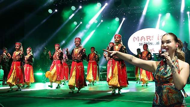 Siirt Gençlik Merkezi Halk Oyunları Ekibi Arhavi Festivali'nde Sahne Aldı: Ece Mumay da Konser Verdi