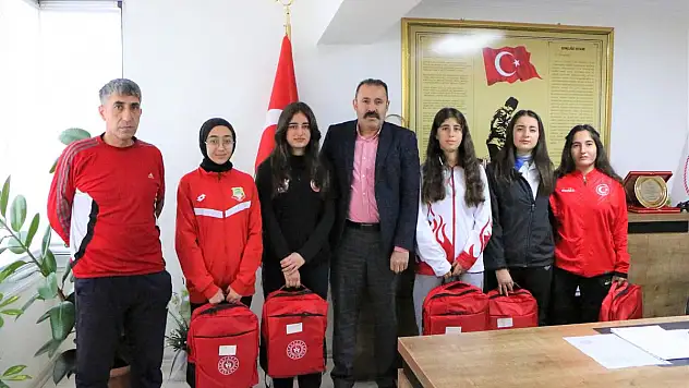 Siirt Gençlik ve Spor İl Müdürü, 2023 Yılında Ulusal ve Uluslararası Alanda Dereceye Giren Sporcuları Ödüllendirdi