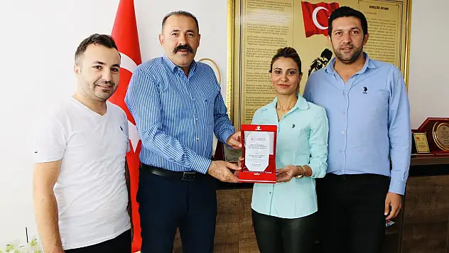 Siirt Gençlik ve Spor İl Müdürü Hayati Kısacık'a Plaket Takdimi