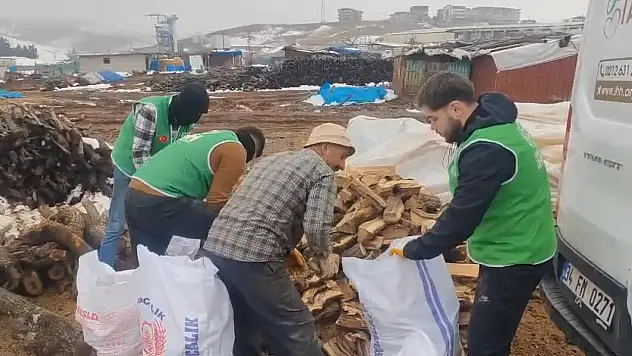 Siirt İHH'den ihtiyaç sahibi ailelere kışlık yakacak desteği