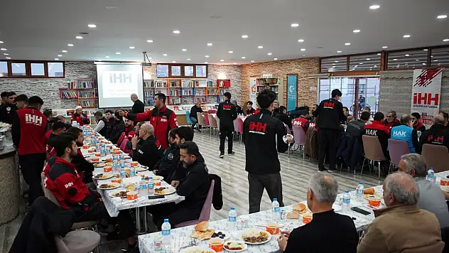 Siirt İHH öncülüğünde arama kurtarma ekipleri iftarda buluştu