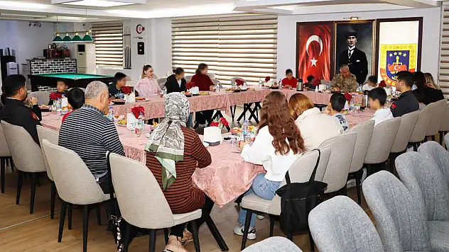 Siirt İl Jandarma Komutanı Özmen, çocuklarla kahvaltıda buluştu