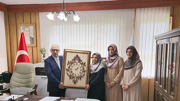 Siirt İl Müftüsü Pinal'a Kur'an Kursu Öğreticilerinden Filografi Sanatı İle Yapılan Duvar Saati Hediye Edildi