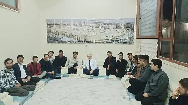 Siirt İl Müftüsü Şakir Pinal, Üniversiteli Gençlerle 'Çay Molası'nda Bir Araya Geldi