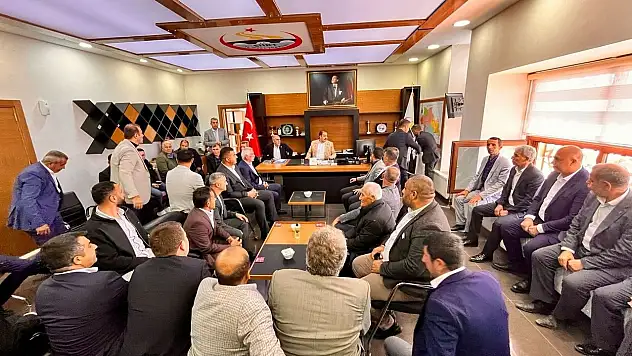 Siirt İl Özel İdaresi Genel Sekreteri Hıfzullah Canpolat, muhtarlarla bir araya geldi