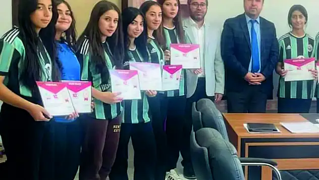 Siirt İl Şampiyonu Hentbol Takımından İlçe Milli Eğitim Müdürüne Ziyaret