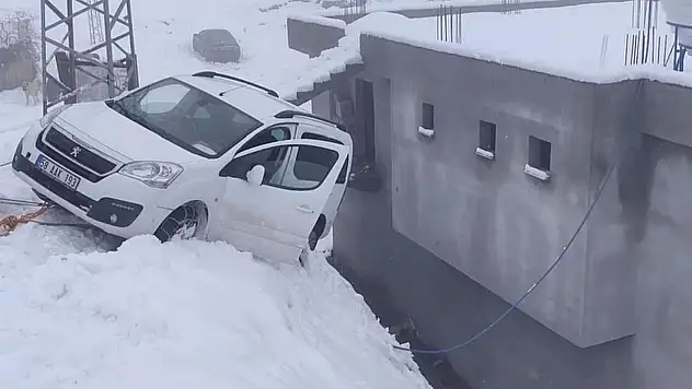 Siirt'in Baykan ilçesinde buzlanma kazası: Araç evin duvarında asılı kaldı