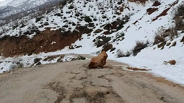 Siirt'in Eruh İlçesine Bağlı Dikboğaz Köy Yoluna Kaya Parçaları Düştü