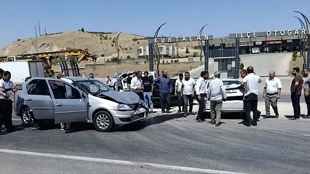 Siirt'in Kurtalan İlçesinde İki Otomobil Çarpıştı: 2 Kişi Yaralandı