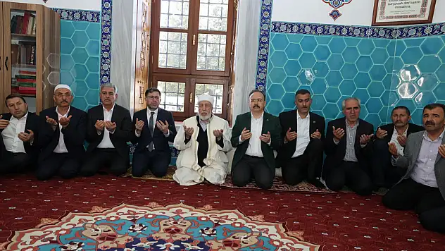 Siirt'in Manevi Rehberlerinden Şeyh Muhammed Kazım Hazretleri Dualarla Anıldı