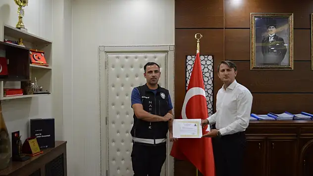 Siirt'in O İlçesinde Narkotik Polislerine Yapılan Çalışmalar Nedeniyle Başarı Belgesi Verildi