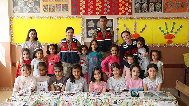 Siirt Jandarma'sından Dünya Kız Çocukları Günü Kutlaması