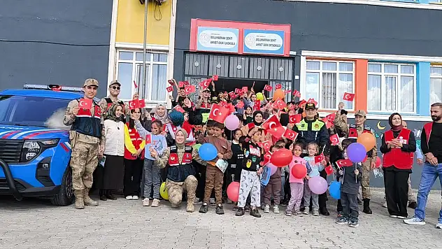 Siirt Jandarmasından Öğrencilere Cumhuriyet Bayramı Coşkusu