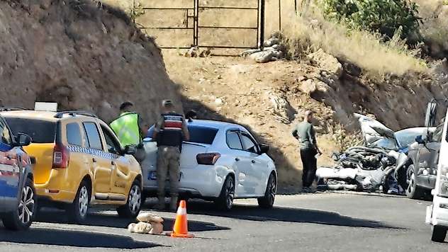 Siirt Kalender Yolunda İki Araç Çarpıştı: Araçlar Kullanılamaz Hale Geldi