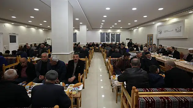 Siirt Kayabağlar Belediyesi'nden Geleneksel İftar: Vali ve Protokol Vatandaşla Aynı Sofrada Buluştu