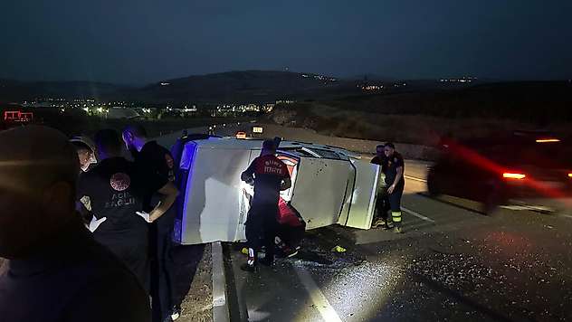 Siirt Kezer Kavşağı'nda Otomobil Takla Attı: 2 Yaralı