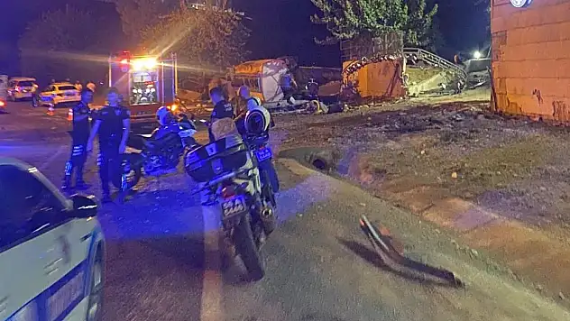 Siirt Kezer'de Kontrolden Çıkan Belediye Aracı Duvara Çarptı!