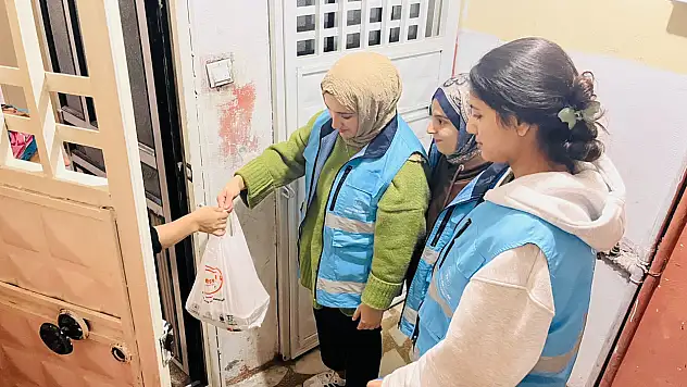 Siirt Kız Öğrenci Yurdu'nda Örnek Dayanışma: Yurt Yemeklerini İhtiyaç Sahibi Ailelere Ulaştırılıyor