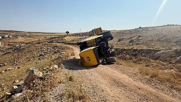 Siirt Kurtalan'da Biçerdöver Devrildi: Sürücü Kazayı Yara Almadan Atlattı