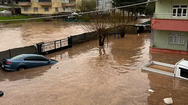 Siirt Kurtalan'da Cadde ve Sokaklar Sular Altında Kaldı: Su Altında Kalan Araçlar Var