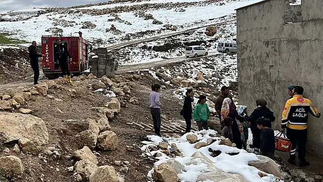 Siirt Kurtalan'da Ev Yangını: Mahsur Kalan 2 Çocuk Kurtarıldı